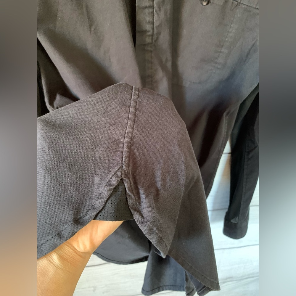 lululemon athletica Men's Black Casual Button Down Shirt - Picture 8 of 11